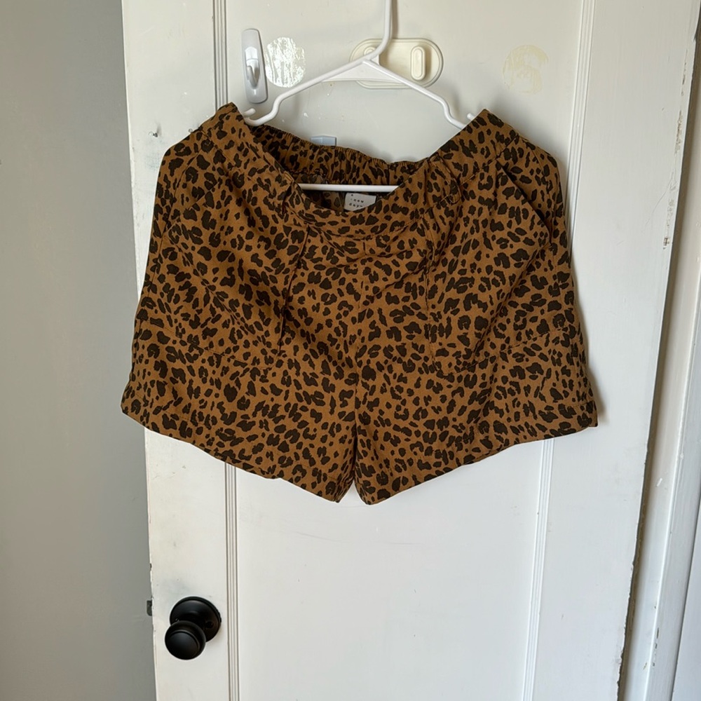 Leopard print flowy shorts